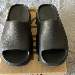 Brand new authentic Yeezy Slides Kids size 3